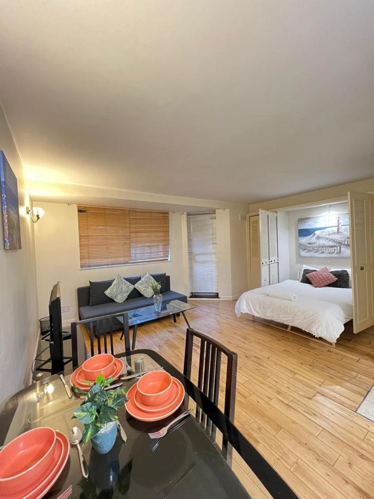 Chelsea Studio - Sleeps 4 - Near Cromwell Hospital Apartment
