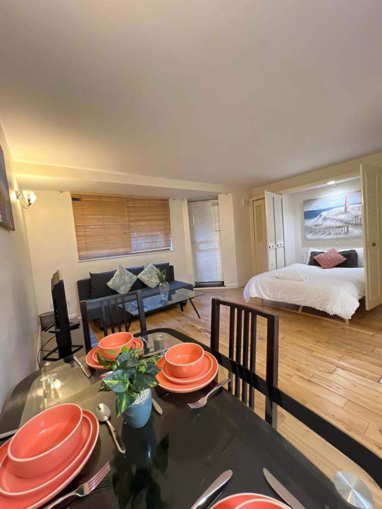 Apartment Chelsea Studio - Sleeps 4 - Near Cromwell Hospital London